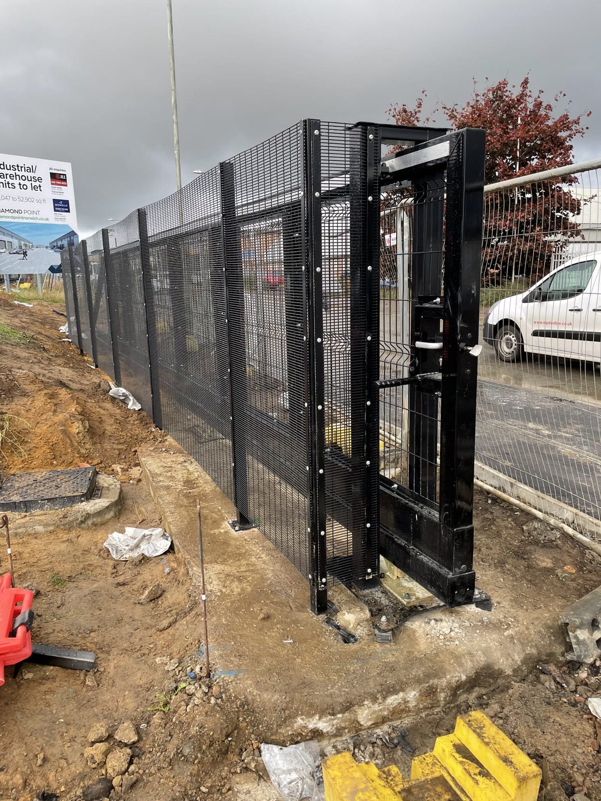 Palisade fencing with automated gate